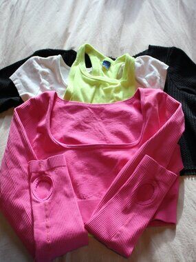 Set of 4 neon/cropped tops